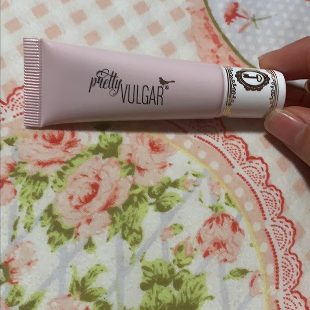 Eye shadow primer